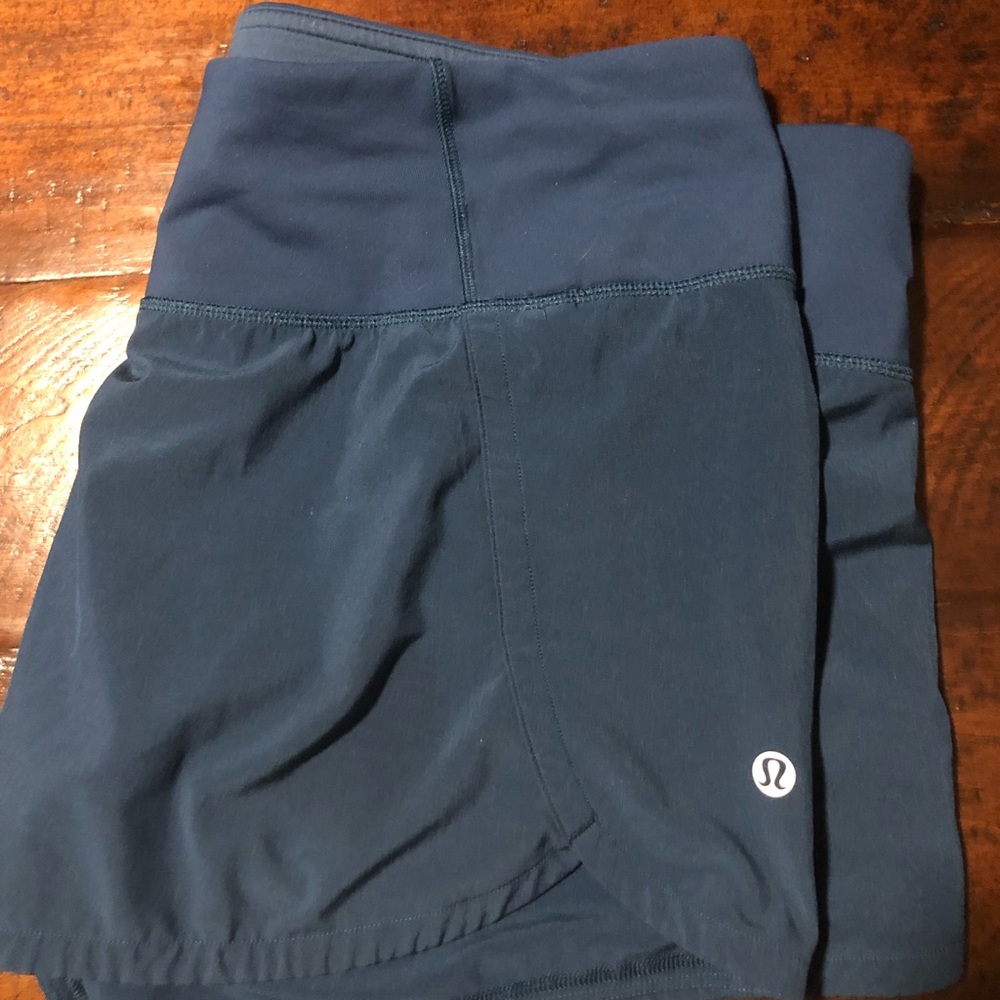 LuluLemon mid rise speed up shorts 4”. True navy Size 10